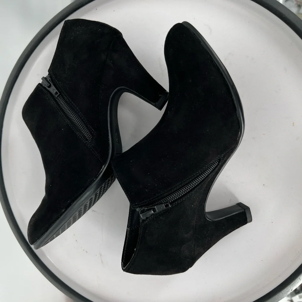 AEROSOLES CHIC BLACK VEGAN SUEDE BOOTIES DECORATIVE SILVER STUDS‎ SIDE ZIP